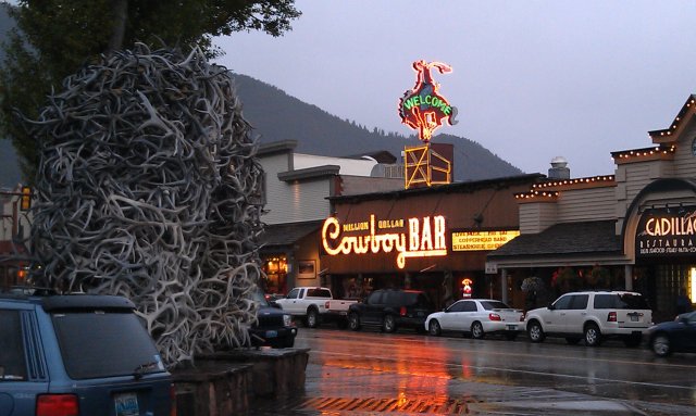 Jackson, Wyoming; een poort van gestapelde geweiïen op de voorgrond